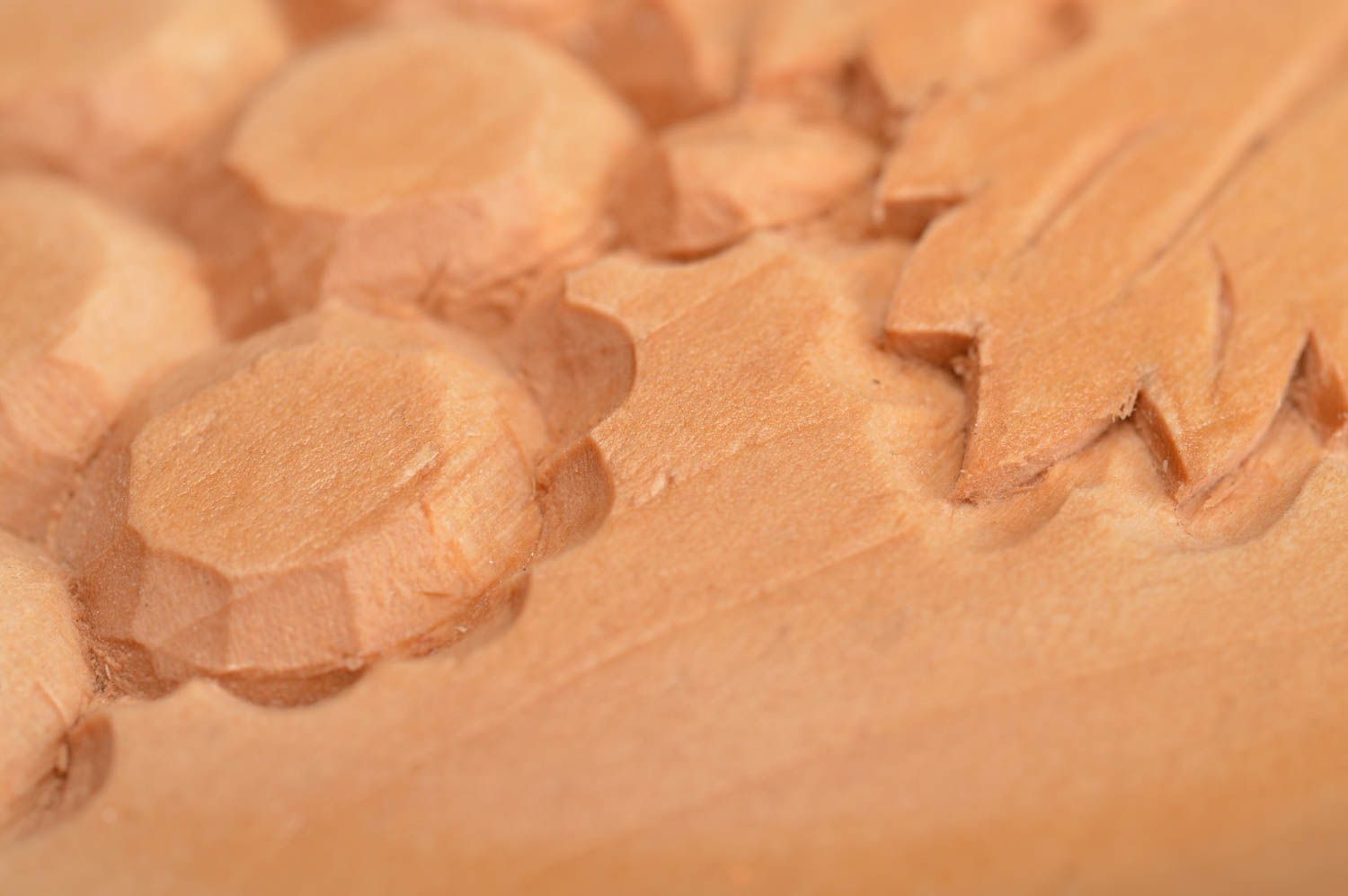 Настенная резная тарелка из древесины липы ручной работы красивая Гроздь фото 3