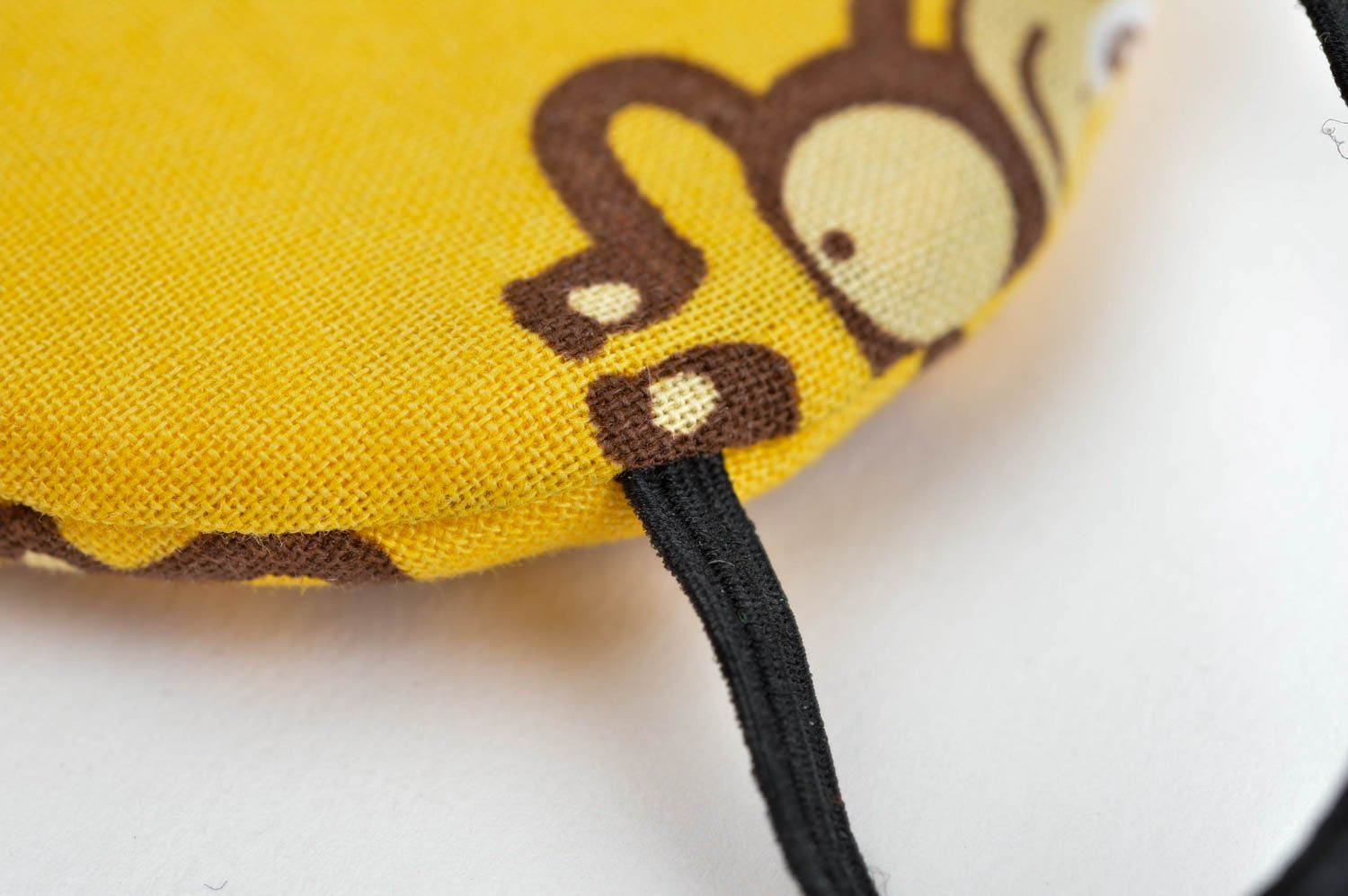 Máscara para dormir amarilla con monos antifaz artesanal accesorio de moda foto 4