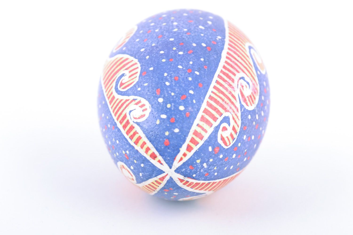 Huevo de Pascua de gallina pintado de azul y rojo artesanal foto 5