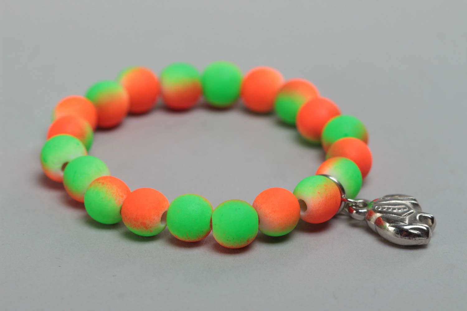 Bracelet pour fillette perles en plastique multicolores avec breloque fait main photo 2