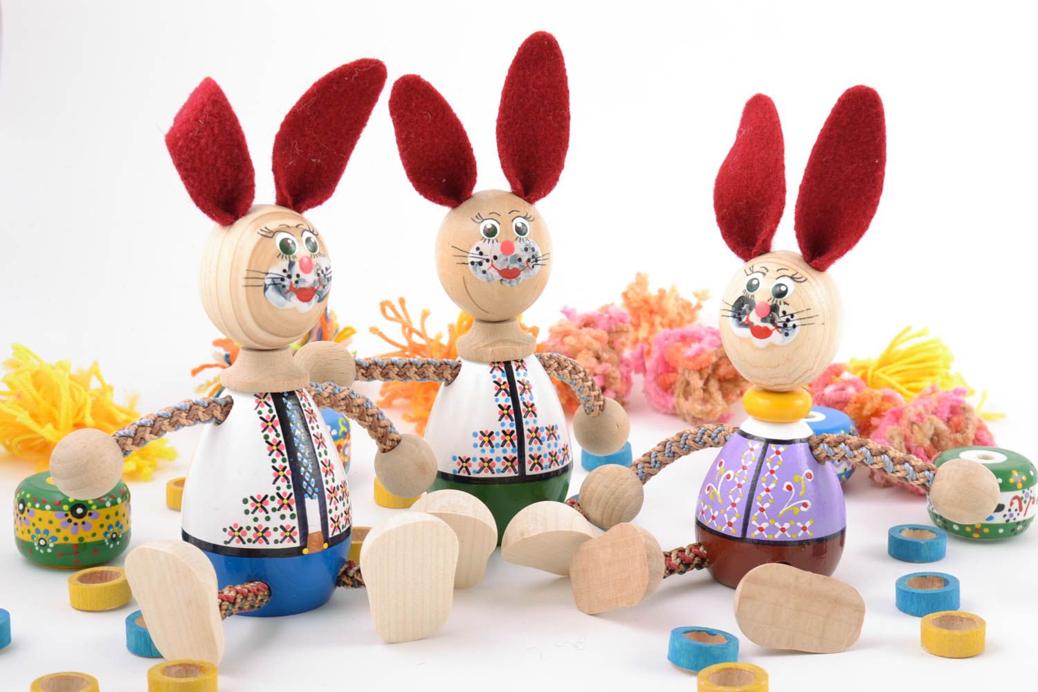 Handmade Öko Holz Spielzeug Set 3 Stück Hasen in Trachten Buchenholz foto 1