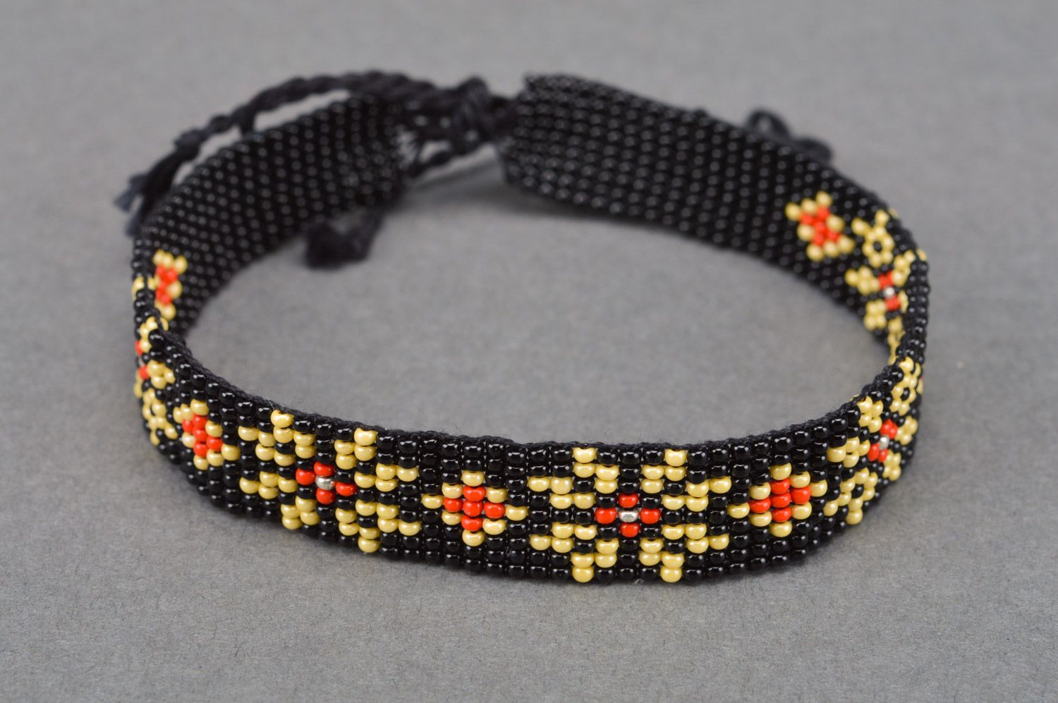 Large collier de perles de rocaille tchèques noir motif floral jaune fait main photo 2
