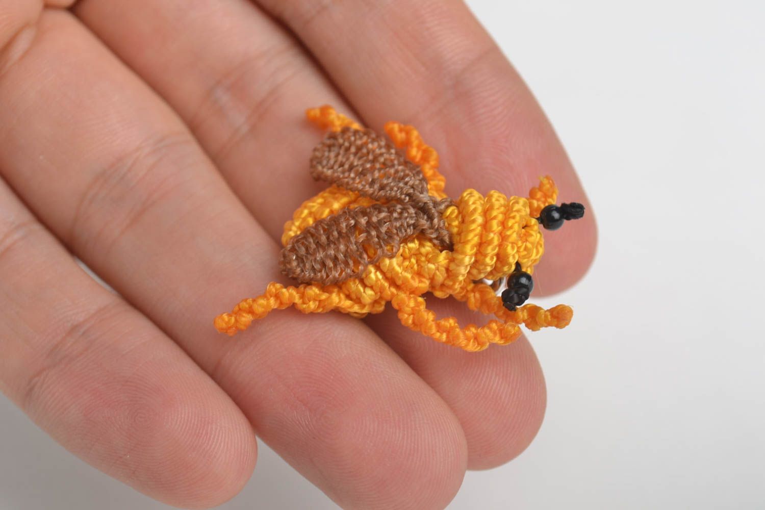 Украшения ручной работы брошь животное плетеная брошь макраме Оранжевая муха фото 5