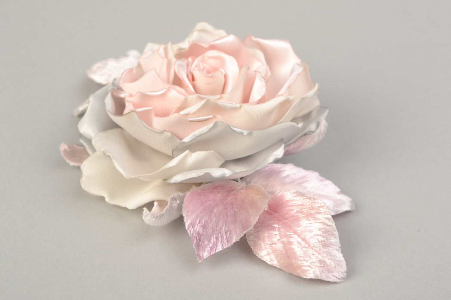 Брошь в виде розы светлая женская красивая из ткани ручная работа на блузку фото 4