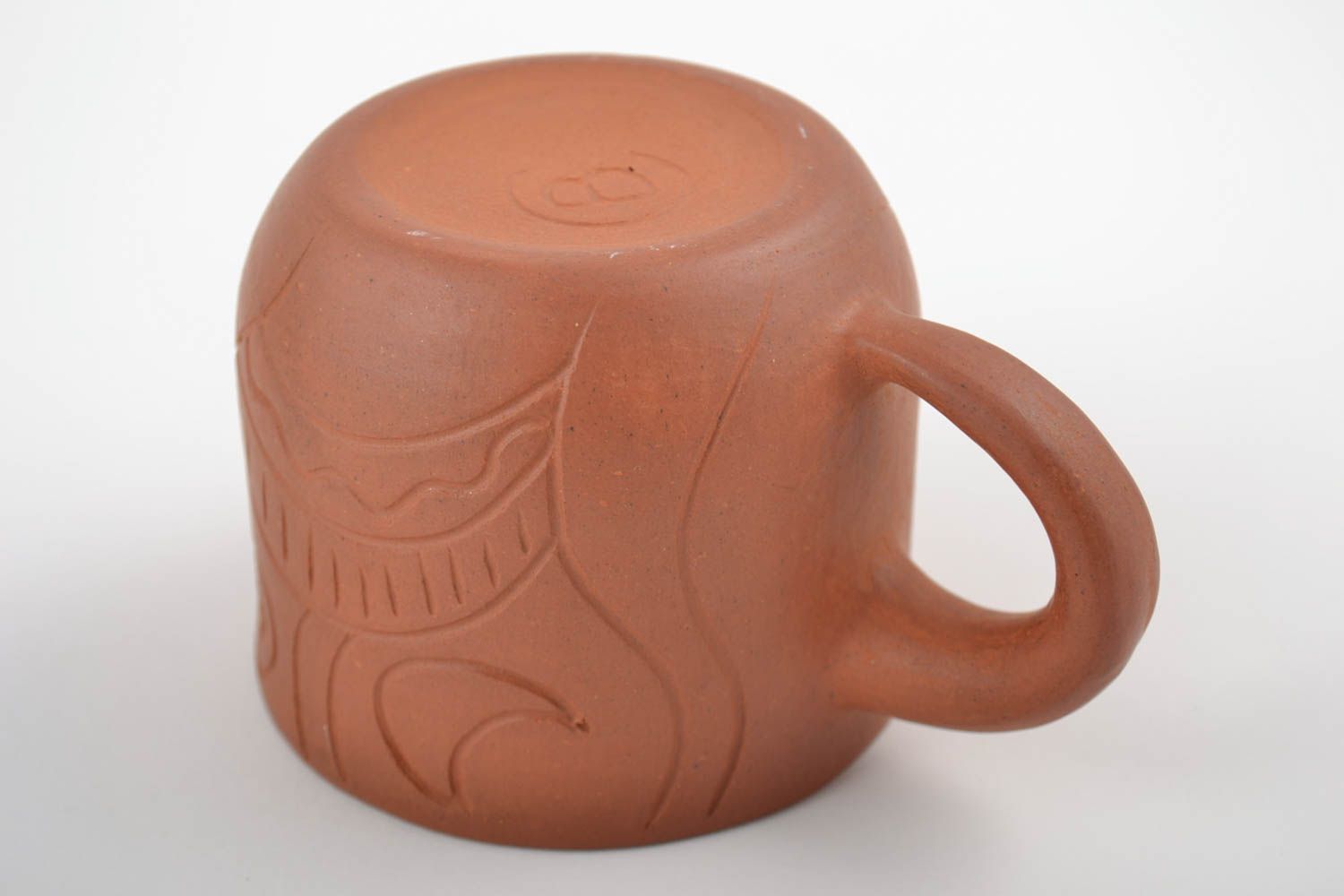 Керамическая чашка ручной работы глиняная с резным узором на 300 мл коричневая фото 4