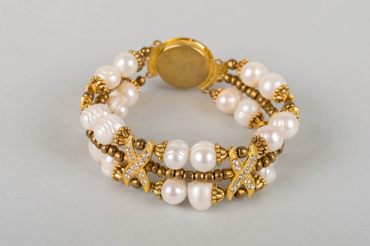 Bracelet en perles et laiton fait main blanc-doré élégant recherché fin photo 2