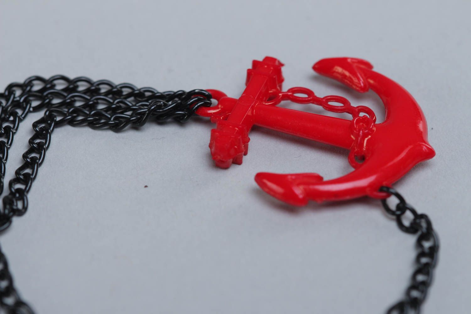 Bracelet chaîne fait main métal et plastique noir et rouge bijou original photo 3