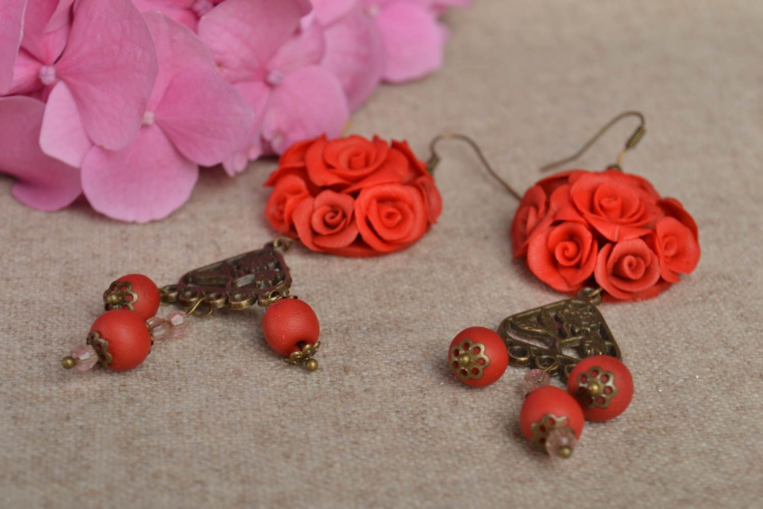 Boucles d'oreilles pendantes Bijou fait main rouge roses Accessoire femme design photo 1