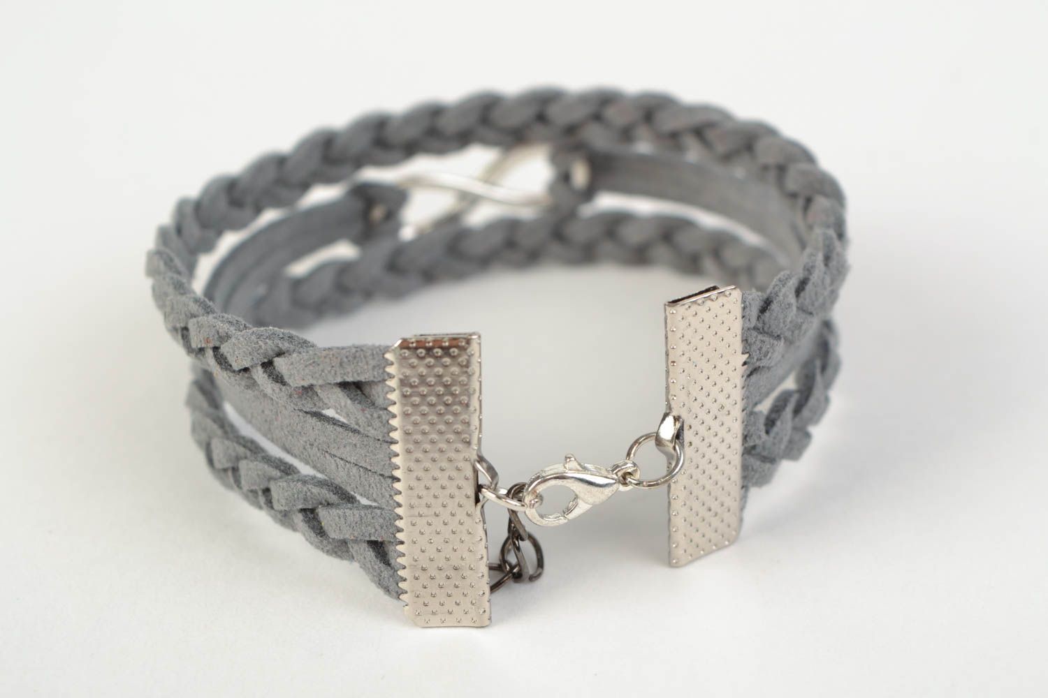 Schönes originelles Armband aus Wildleder in Grau handmade mit Unendlichkeitszeichen für Frauen foto 4