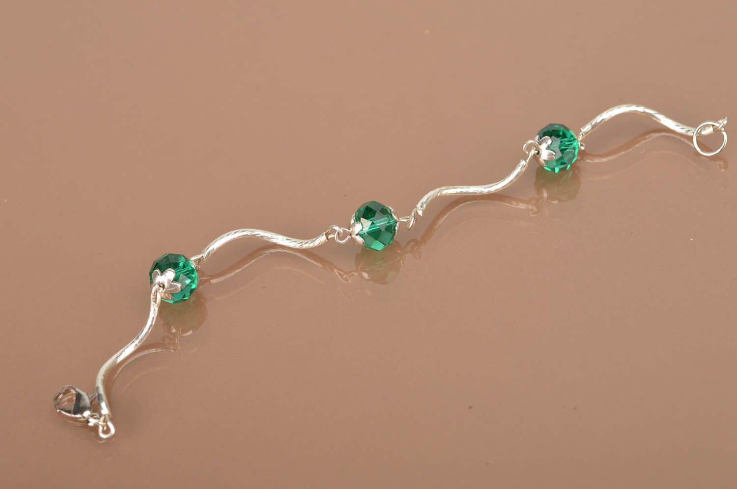 Bracelet en métal avec perles de cristal à facettes vertes fin fait main élégant photo 5