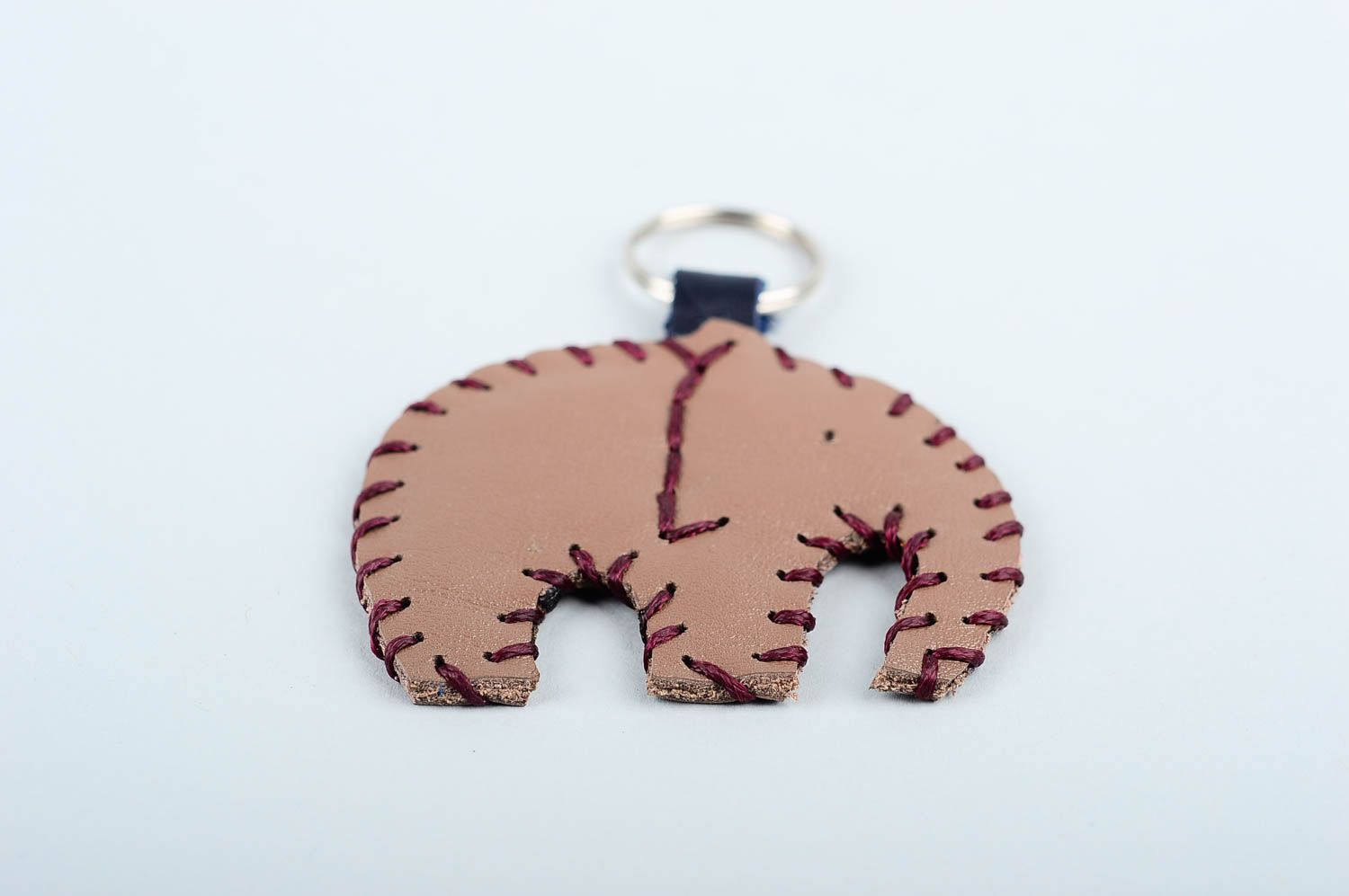Брелок ручной работы брелок на ключи кожаный брелок в виде бежевого слоника фото 4