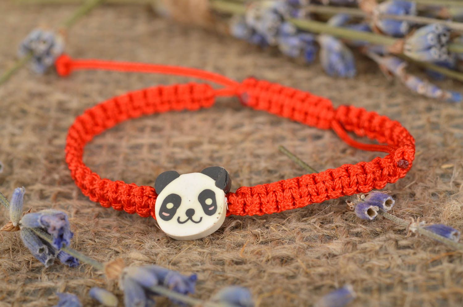 Плетеный браслет с бусиной в виде панды красный на завязках ручной работы фото 1