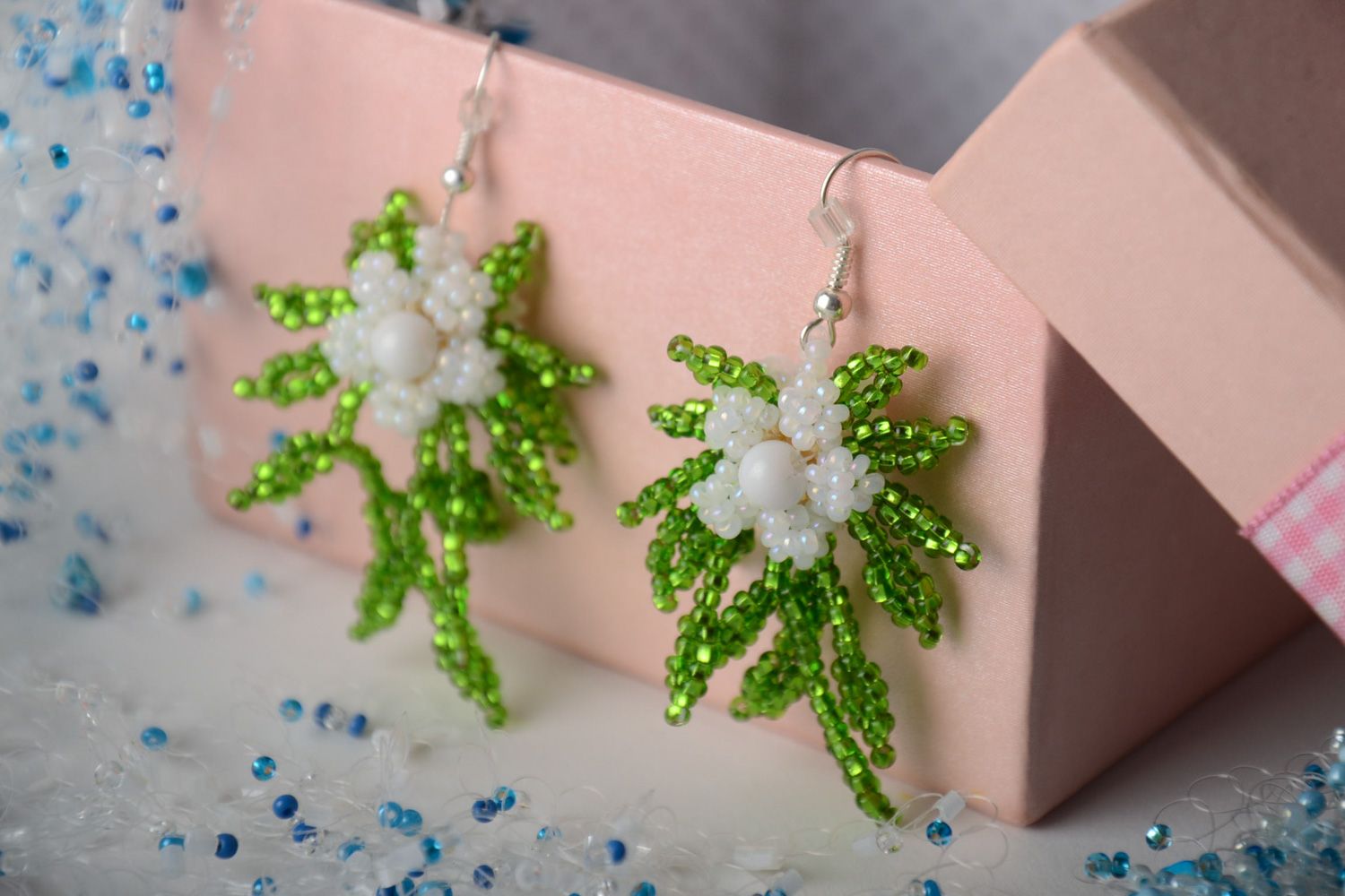 Boucles d'oreilles en perles de rocaille vertes et blanches faites main fleurs  photo 1