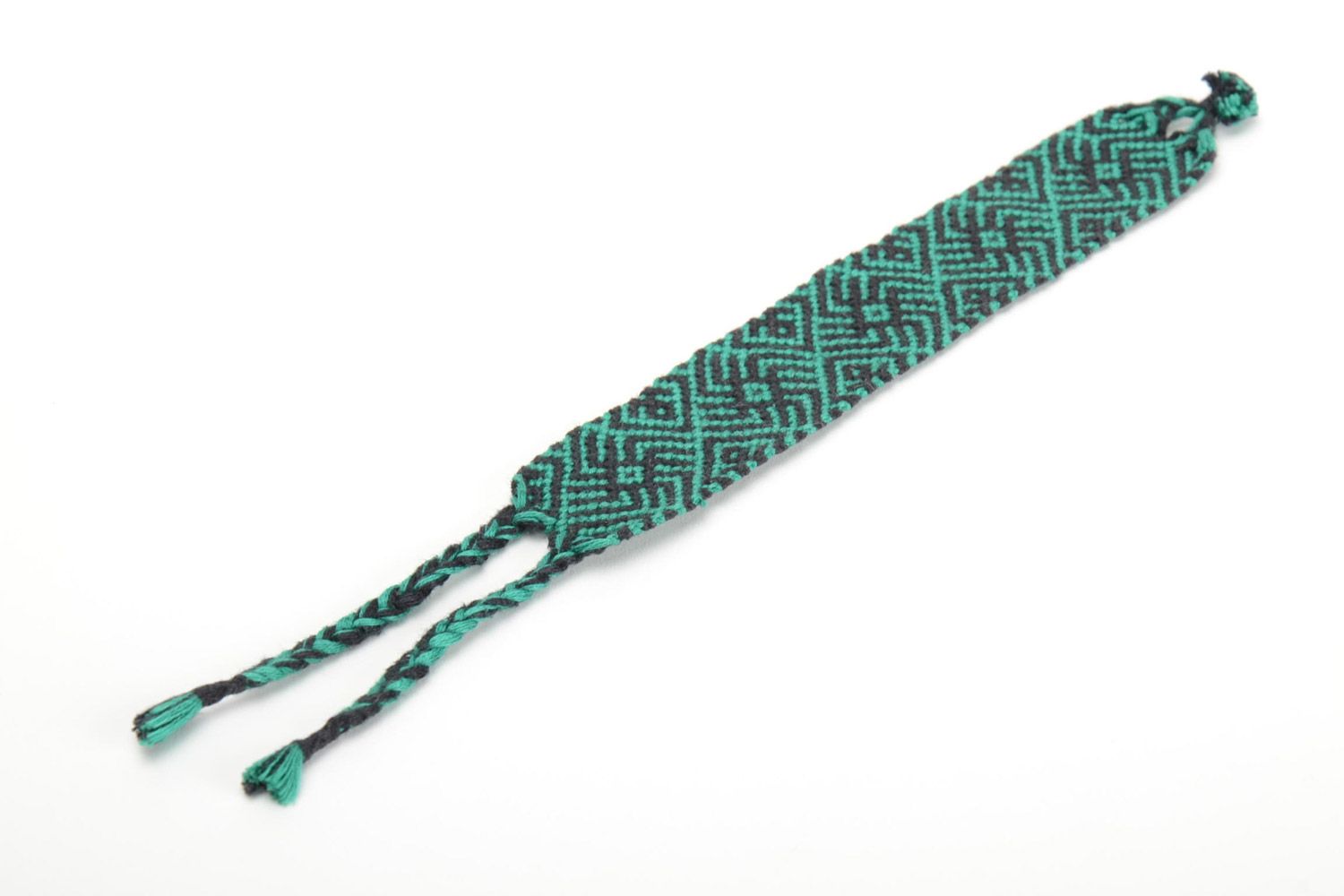 Широкий браслет из ниток мулине фенечка ручной работы на завязках зеленая фото 2