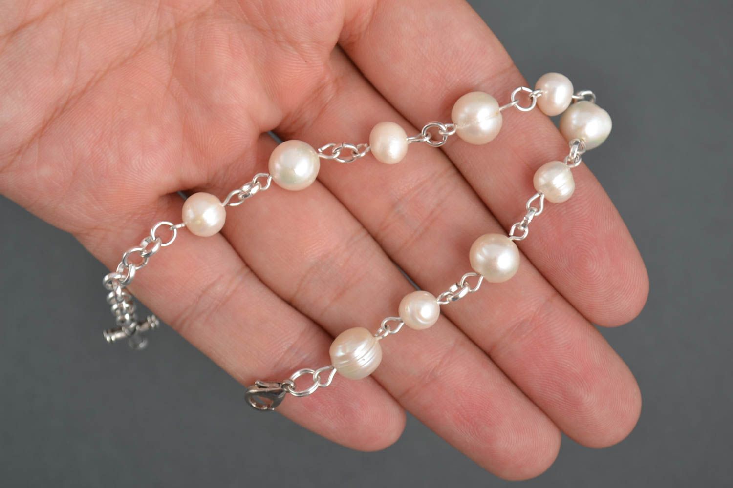 Handmade Armband mit Perlen Mode Schmuck Frauen Accessoire mit Kreuz weiß foto 5