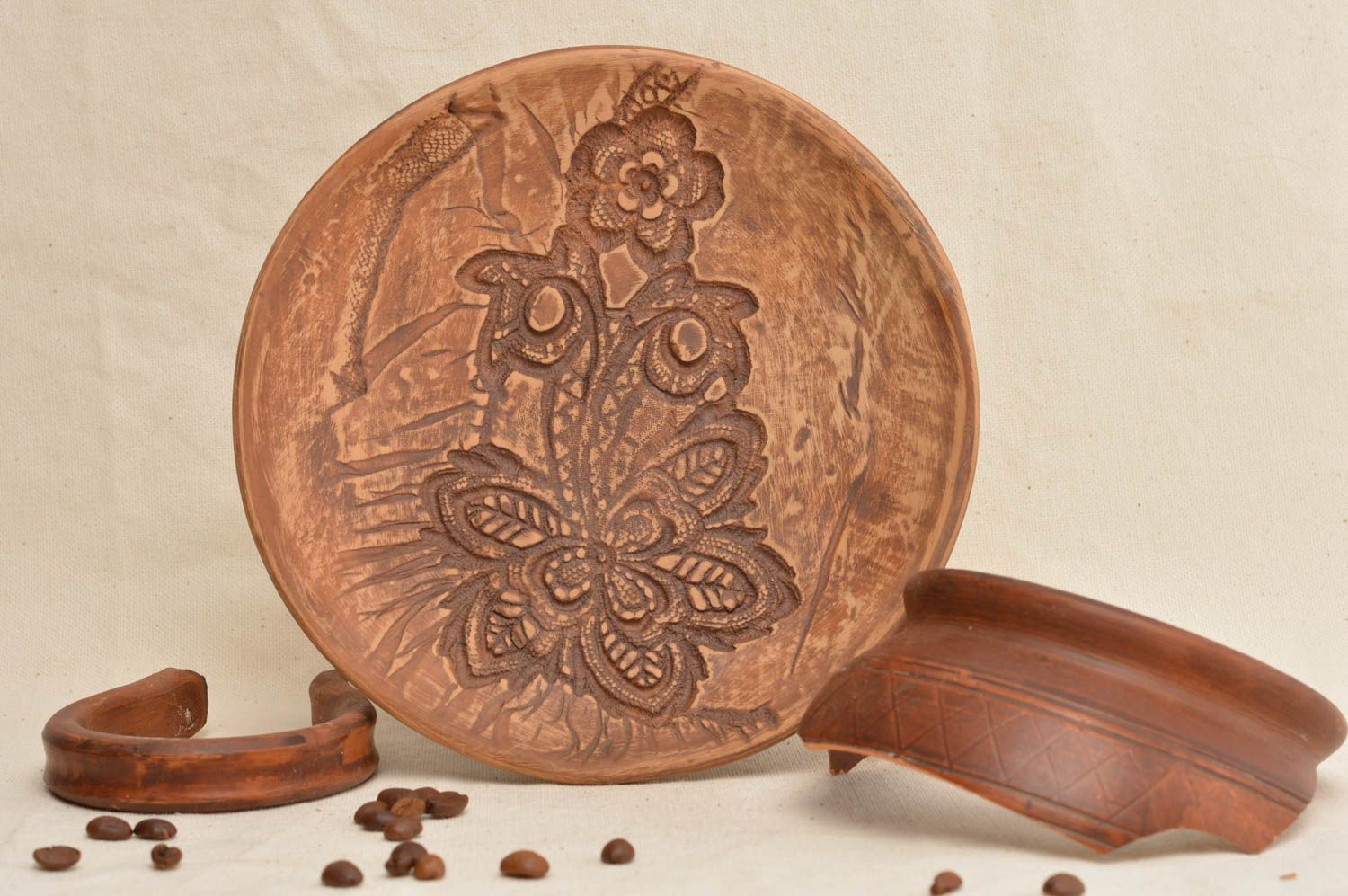 Оригинальная тарелка из глины коричневая с цветочным орнаментом ручная работа фото 1