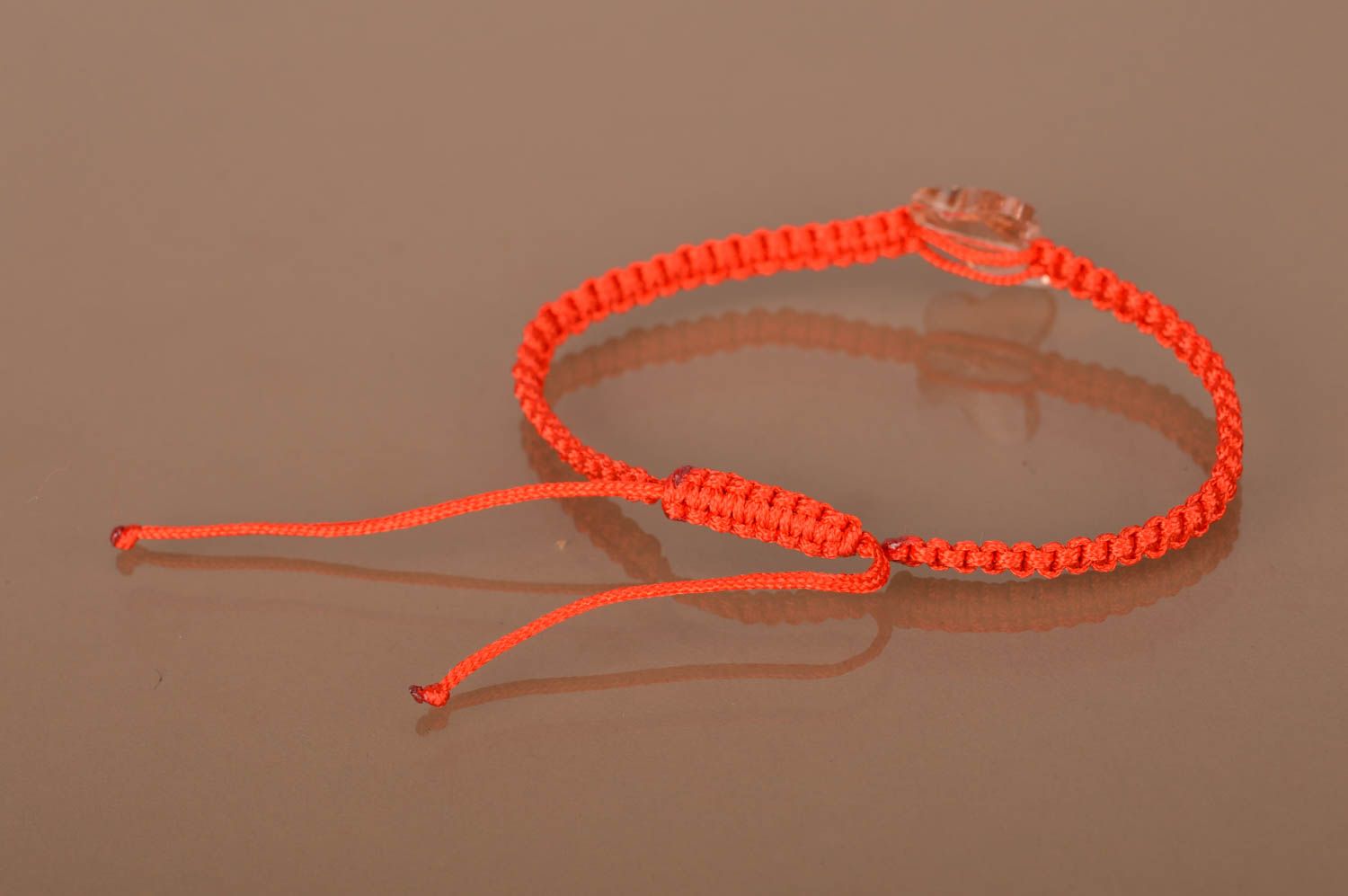 Браслет из вощеного шнурка красный плетеный с пластиковой бабочкой ручной работы фото 5