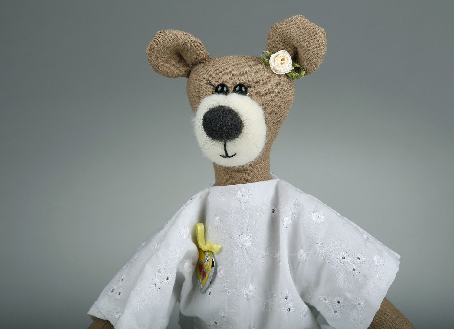 Brinquedo Urso num vestido branco foto 1