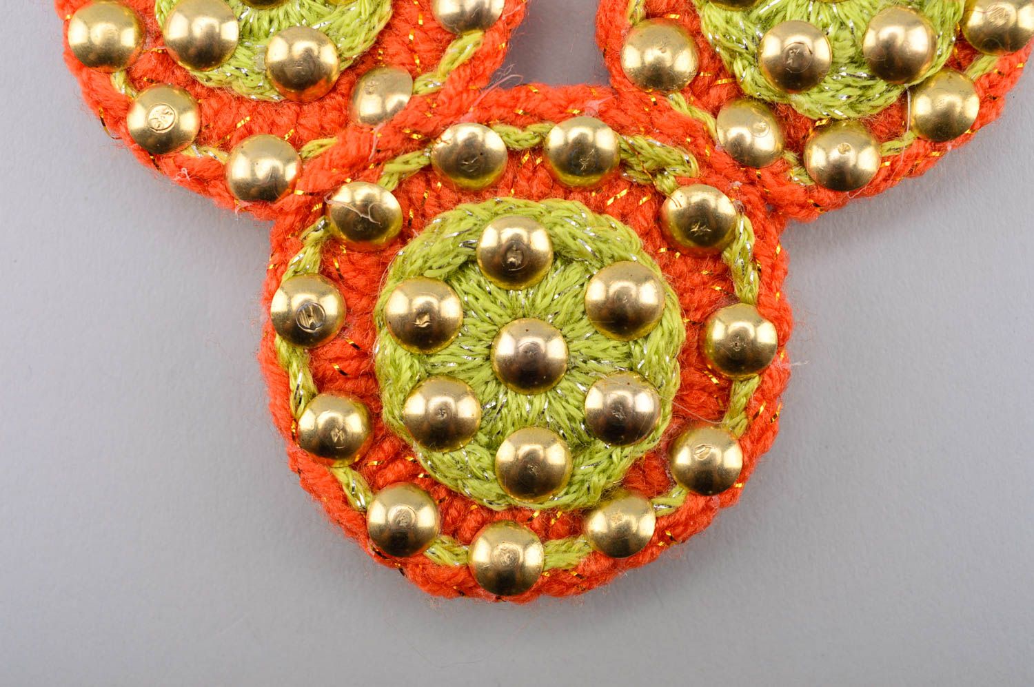 Колье ручной работы текстильное украшение колье из ниток оранжевое стильное фото 3