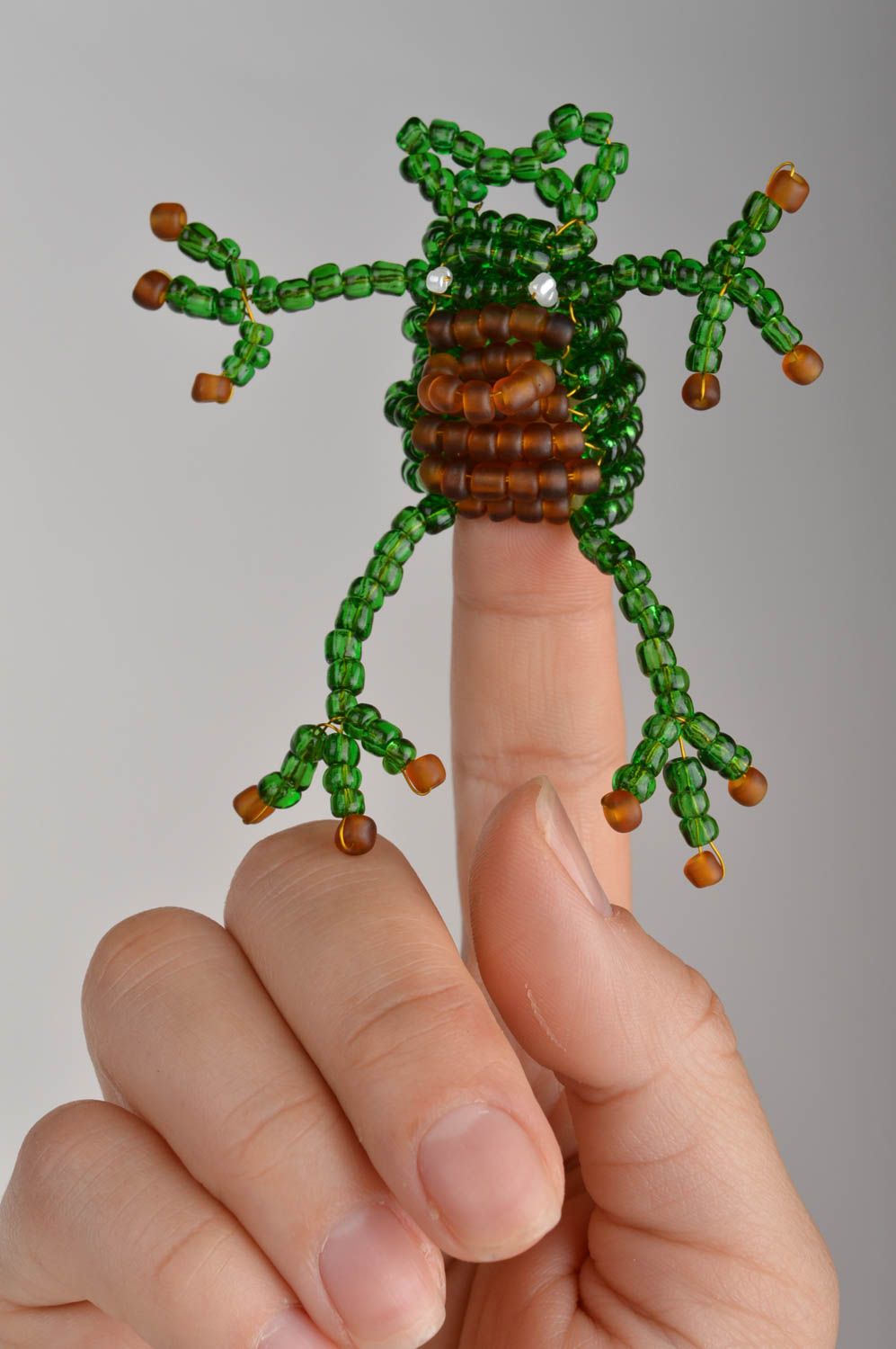 Маленькая игрушка на палец в виде зеленой лягушки из бисера для детского театра фото 1
