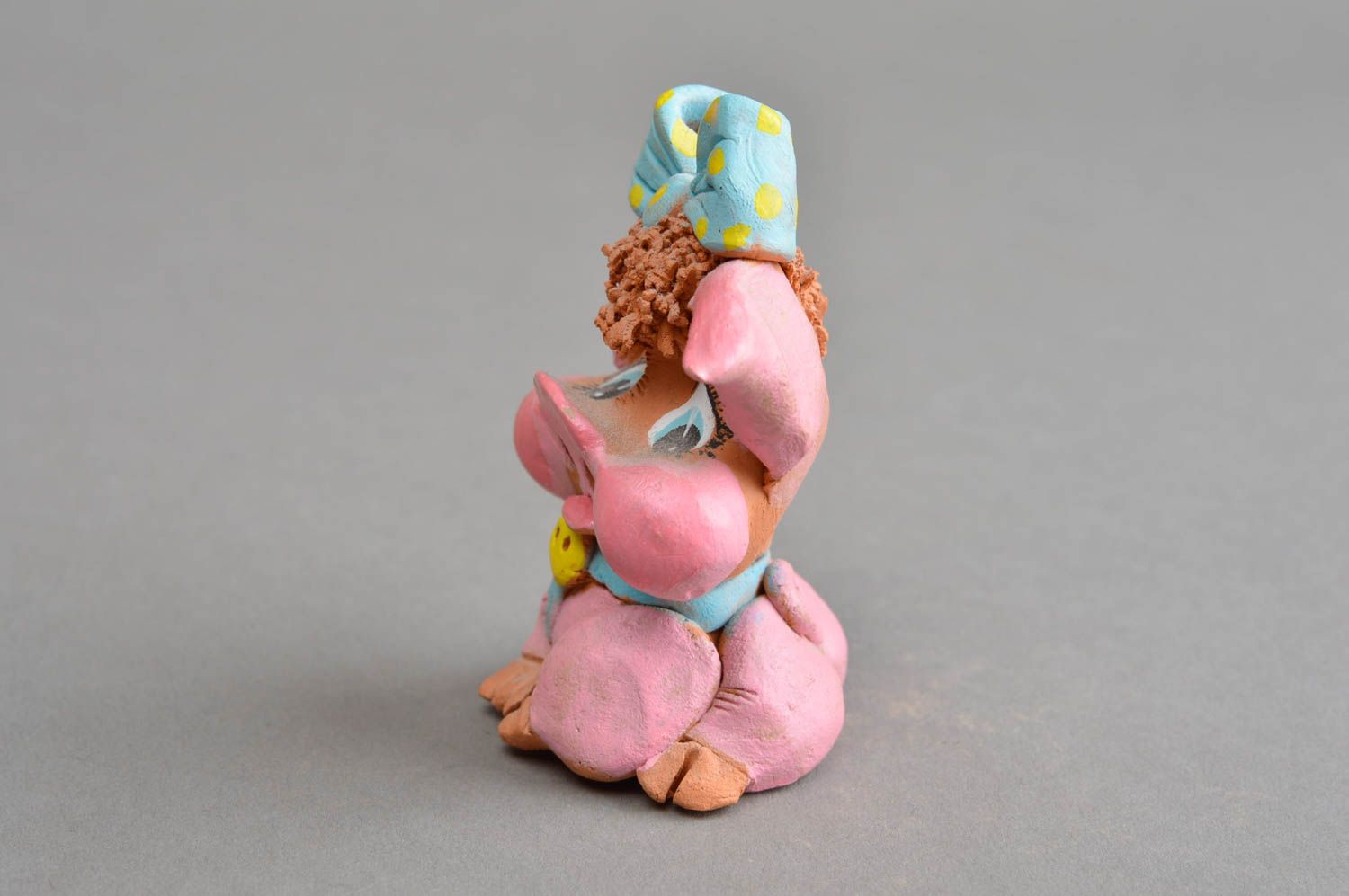 Милый сувенир ручной работы из глины печальная свинка розовая расписная фото 3