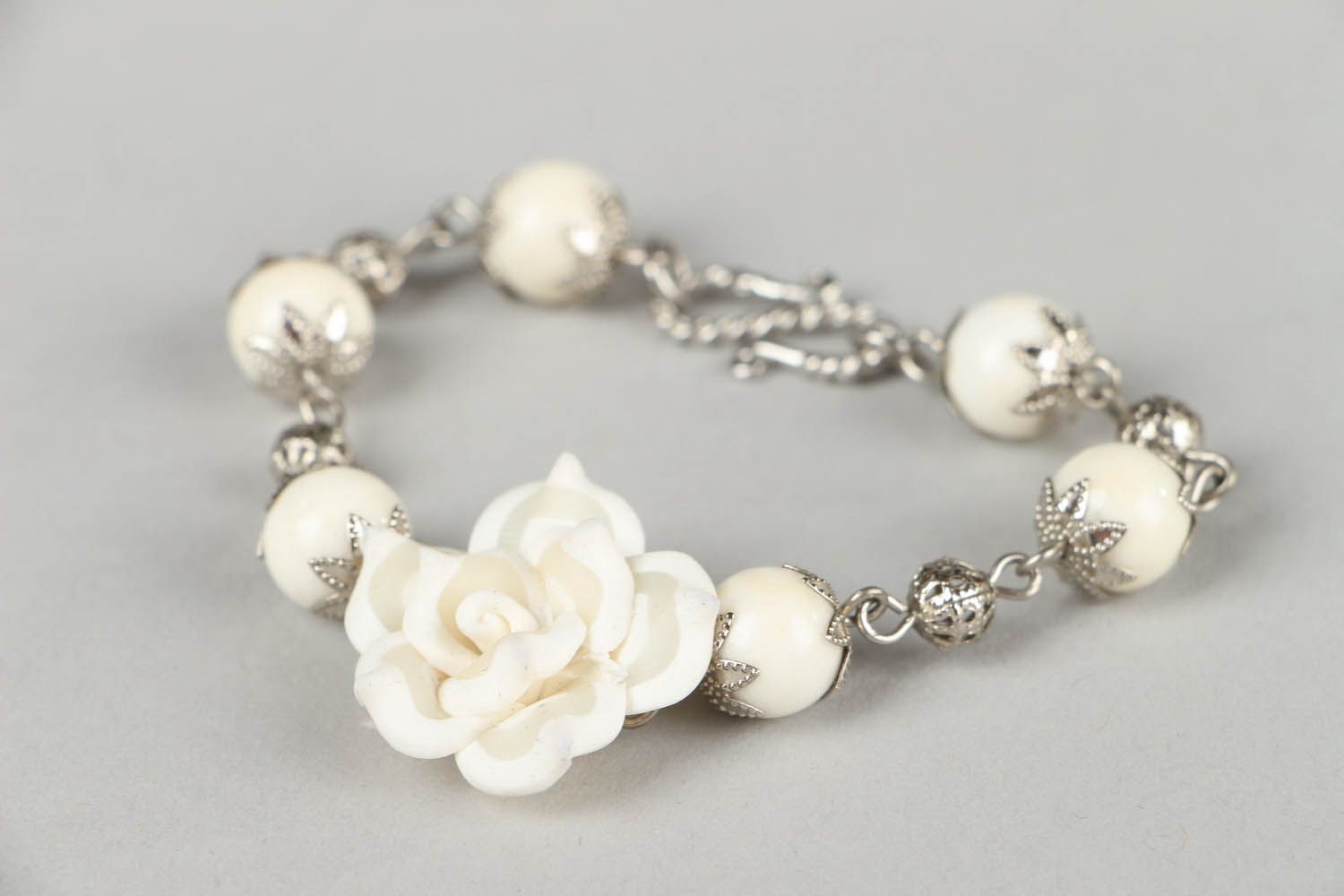 Weißes Armband mit Blume foto 2