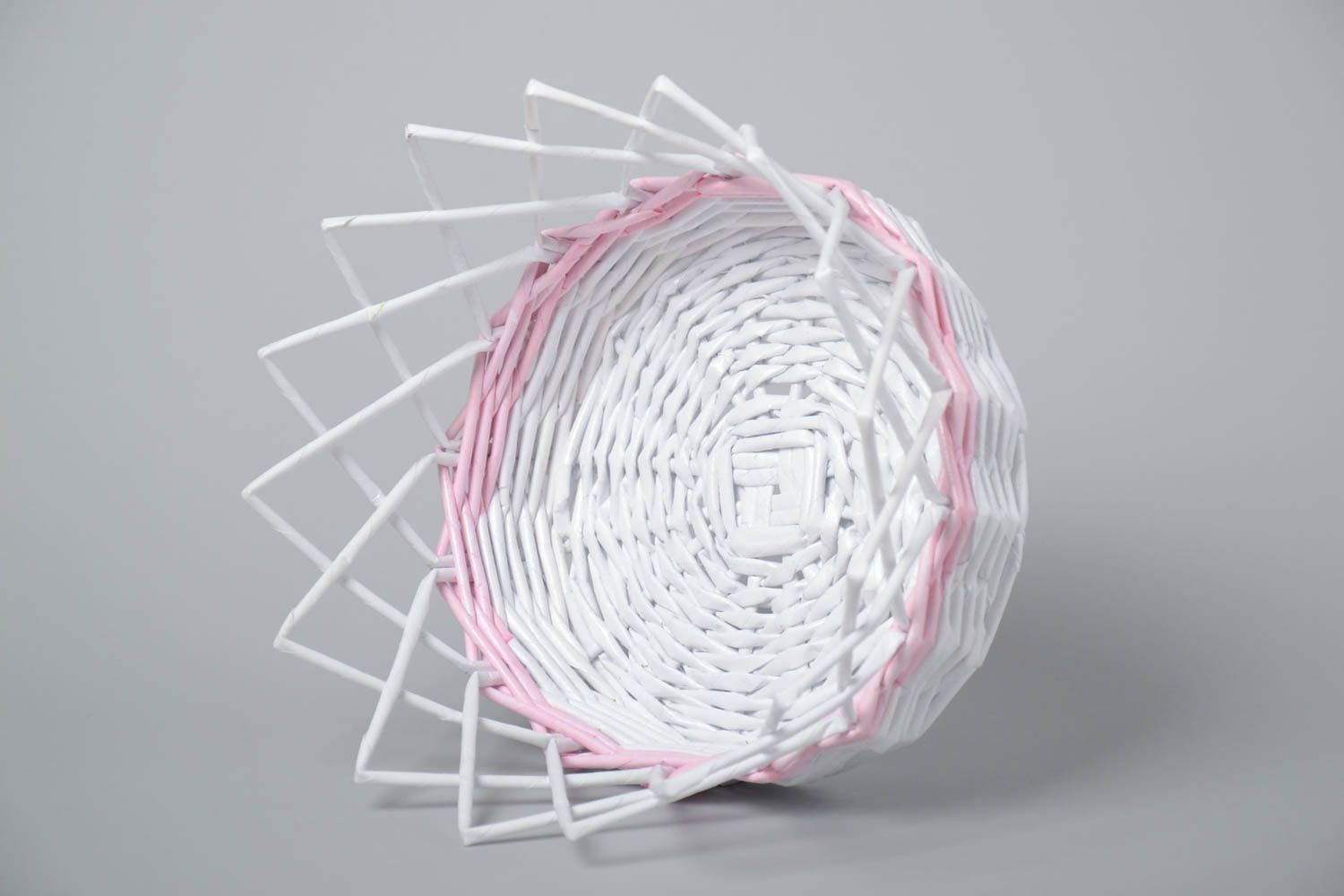 Плетеная вазочка для конфет из бумажной лозы белая необычной формы ручная работа фото 3