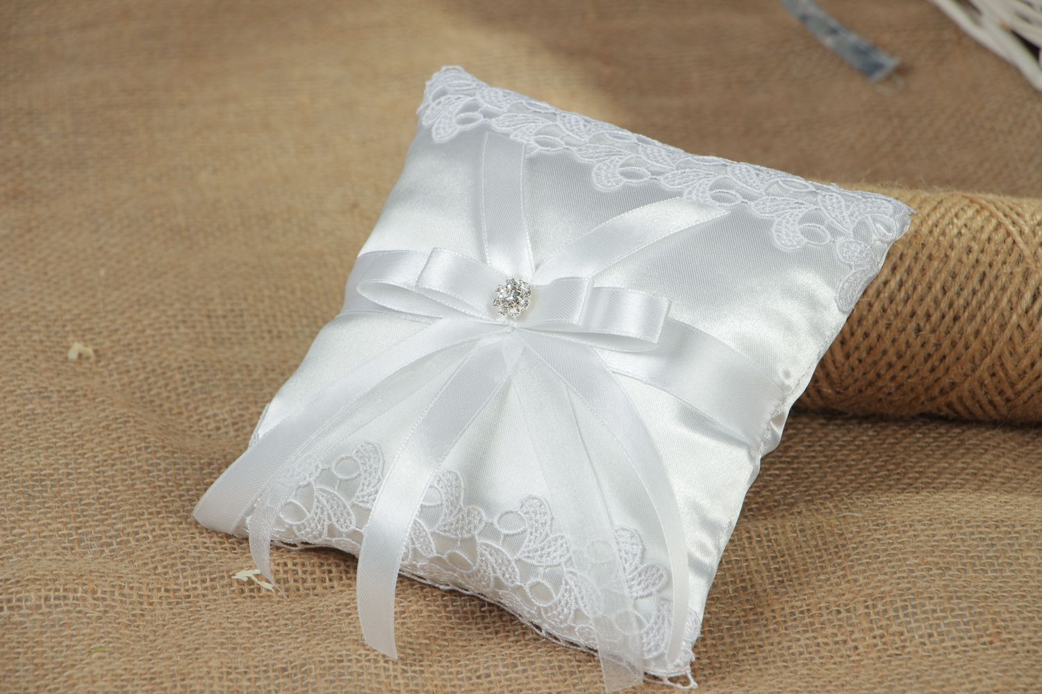 Красивая подушечка для колец атласная свадебная  фото 5