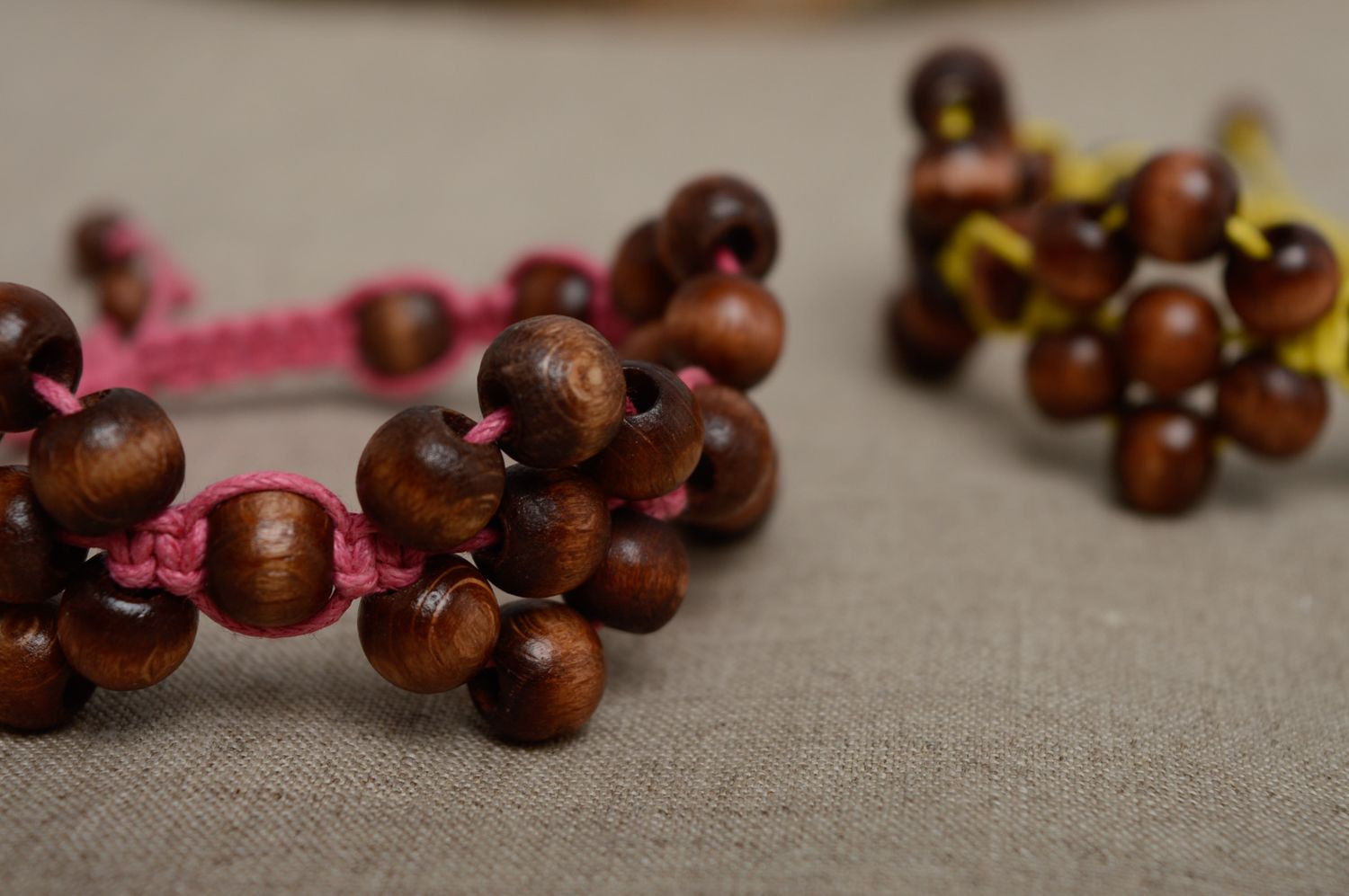 Bracelet en macramé avec perles en bois marron et rose fait main pour femme photo 5
