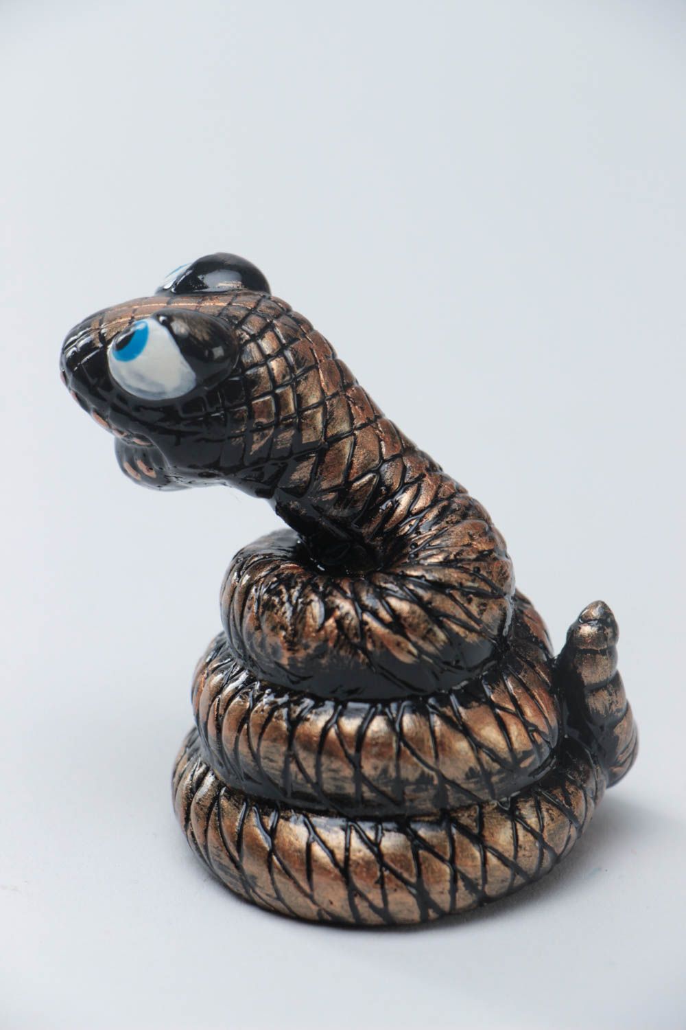 Kleine dunkle handgemachte keramische Statuette Schlange aus Gips für Interieur foto 4