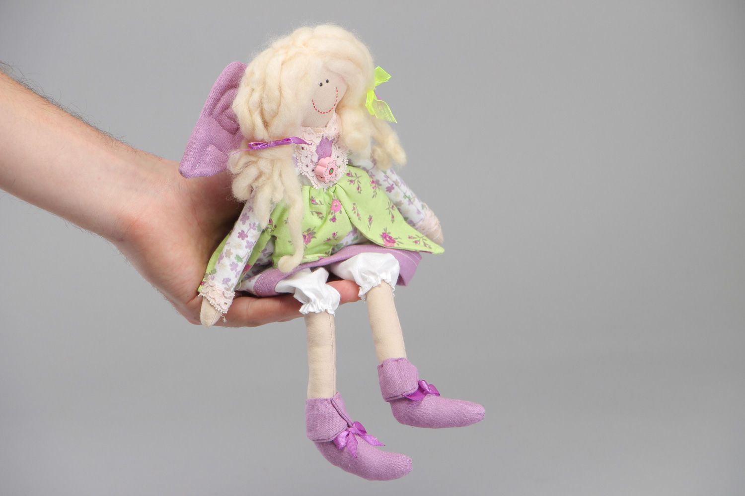 Künstlerische weiche handmade Puppe aus Textil mit blonden Haaren  foto 4