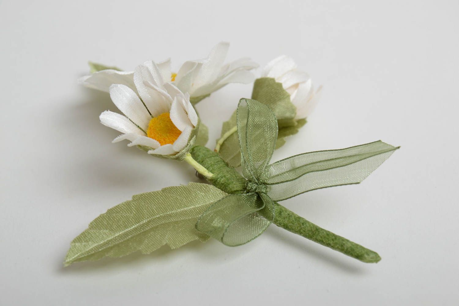 Broche de tela artesanal con flores de camomilas con hojas grandes de moda foto 5