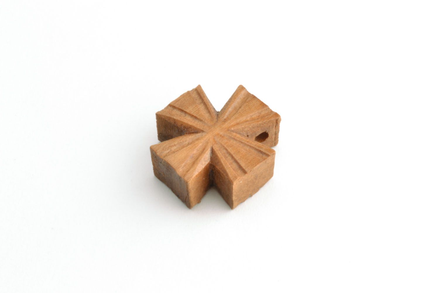 Kleiner Kreuzanhänger aus Holz  foto 4
