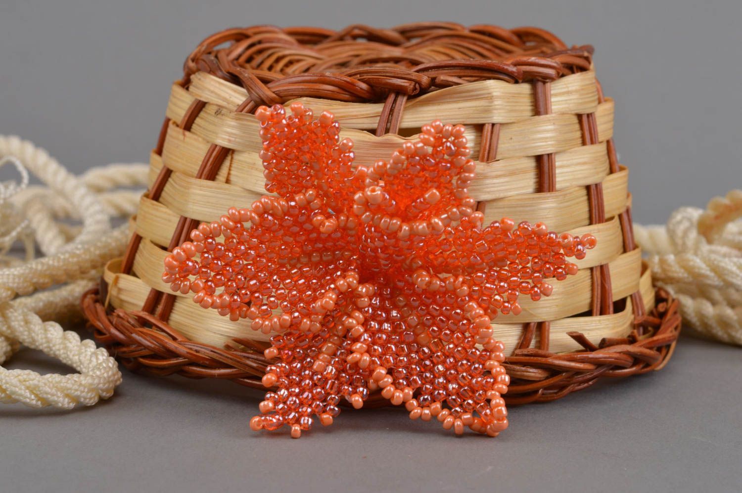 Брошь из бисера ручной работы в виде цветка оранжевая в технике плетения фото 1