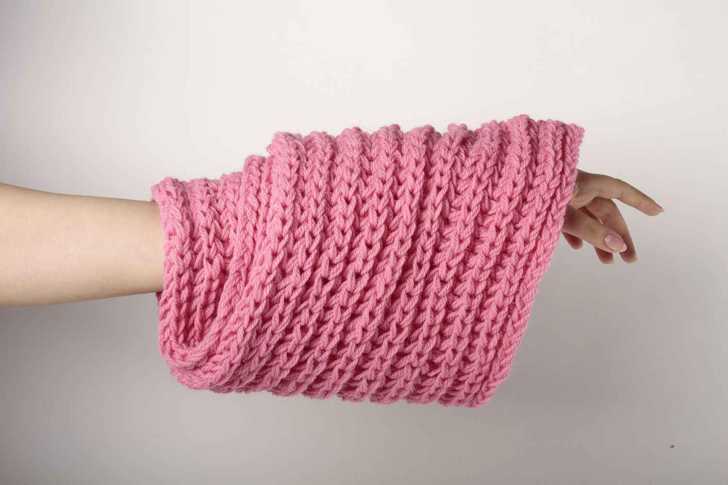 Écharpe rose faite main Vêtement femme tricot en laine Idée cadeau pour femme photo 1