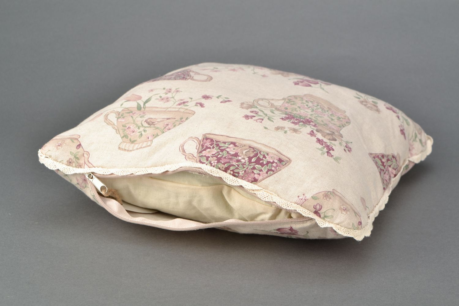 Мягкая диванная подушка из ткани с кружевом фото 4