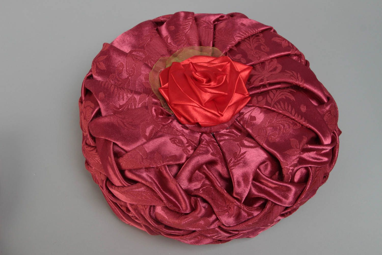 Интерьерная подушка большая с цветком красная атласная необычная ручной работы фото 2