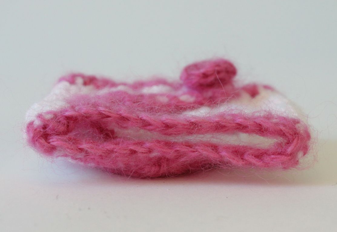 Copritazza di fili di lana fatto a mano fodera a maglia per tazza colore bianco foto 2