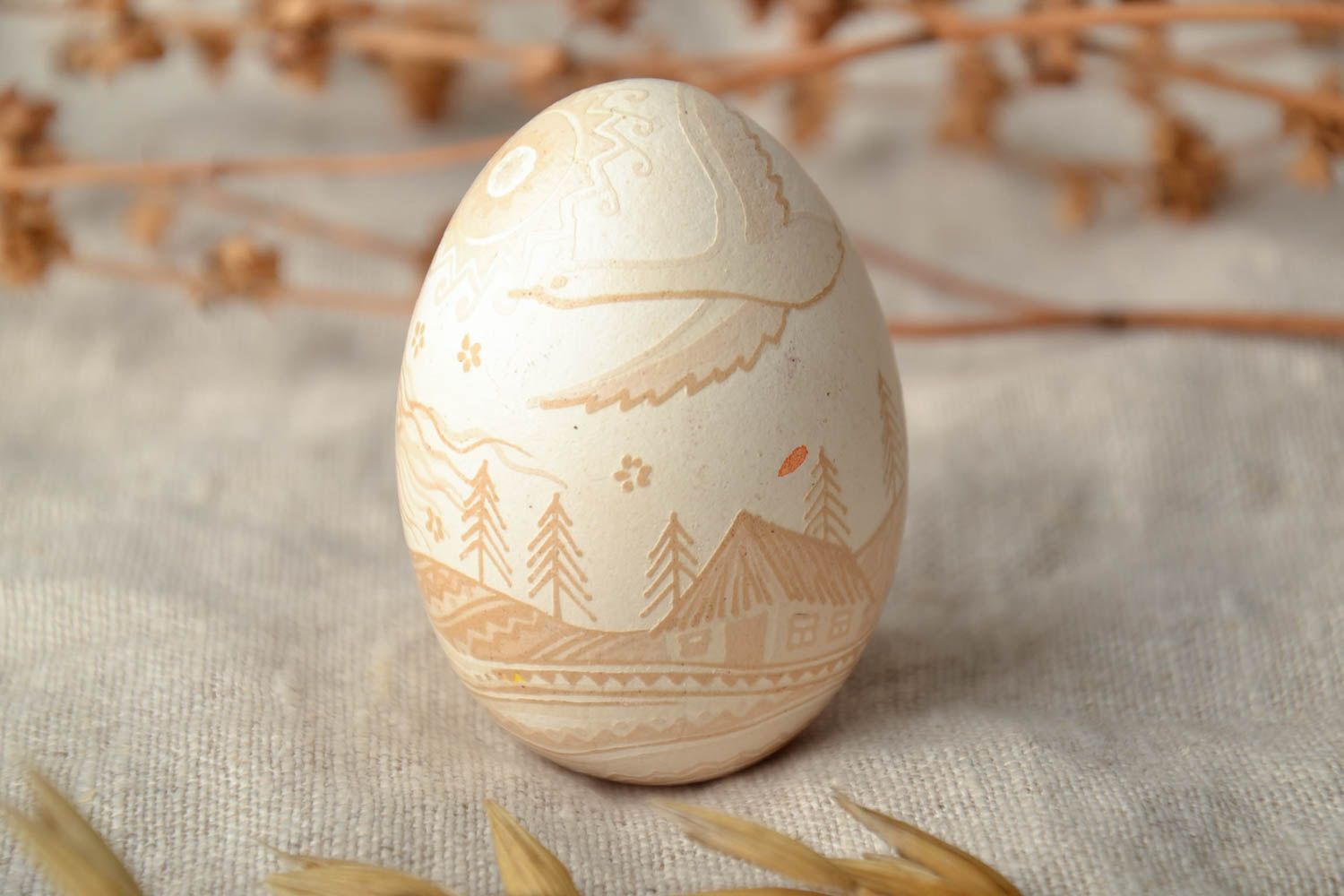 Huevo de Pascua artesanal en técnica de grabación por vinagre foto 1