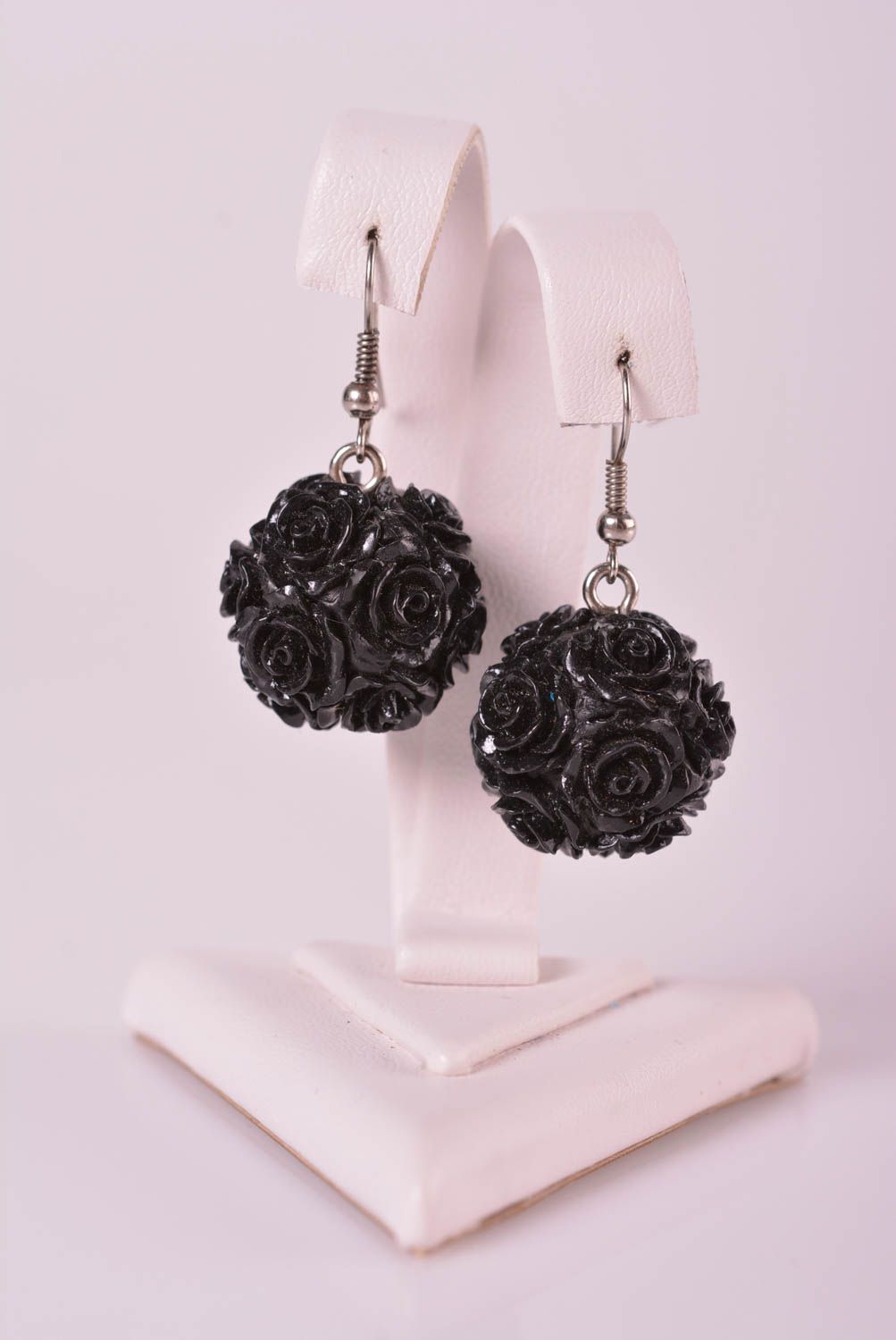Женские серьги украшение ручной работы серьги из полимерной глины Черные букеты фото 1