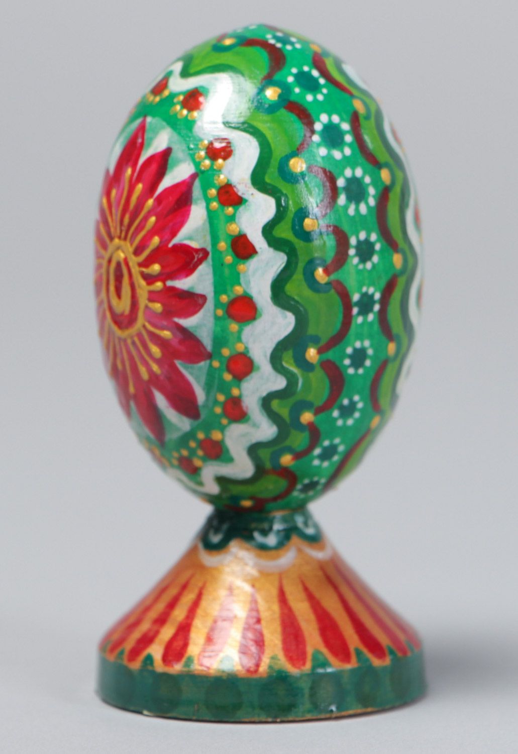 Huevo de Pascua decorativo pintado de madera vistoso multicolor en soporte artesanal foto 2