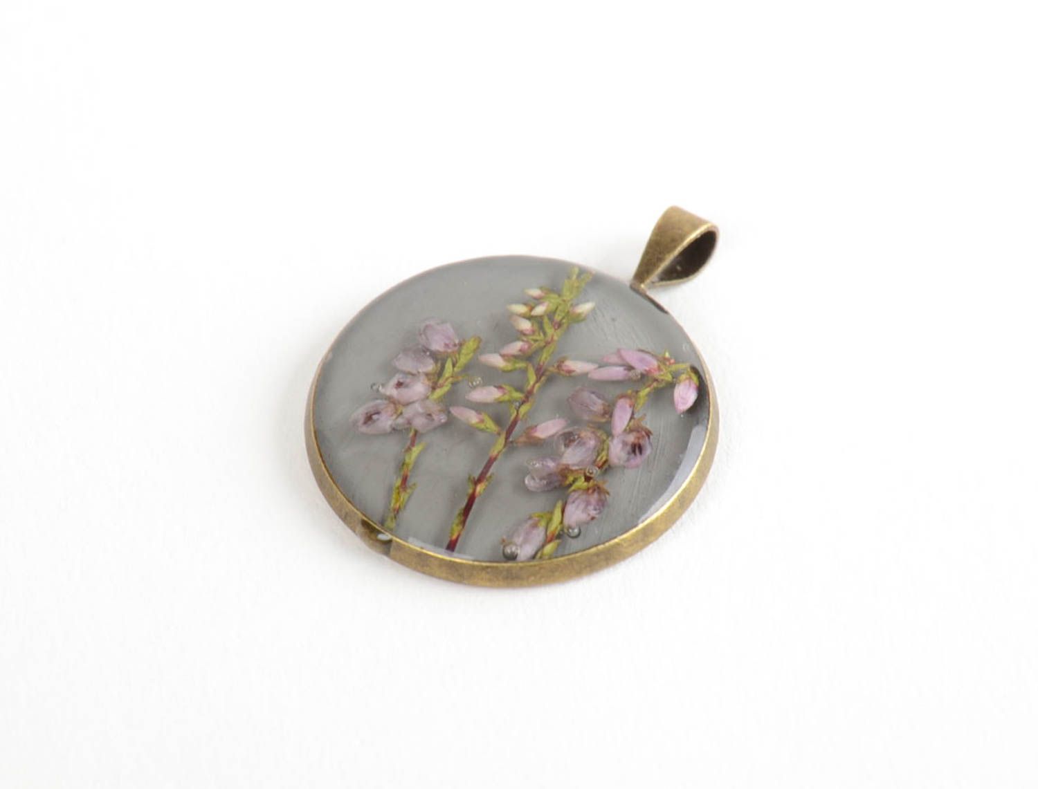 Beautiful round handmade epoxy resin neck pendant with real flowers photo 4