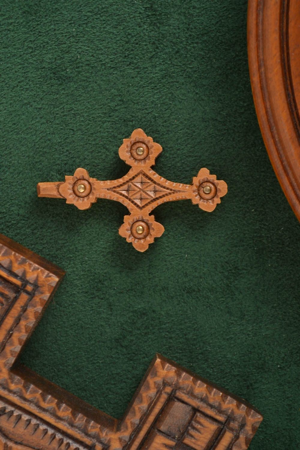 Pendentif croix fait main Bijou ethnique religieux en bois Accessoire femme photo 1