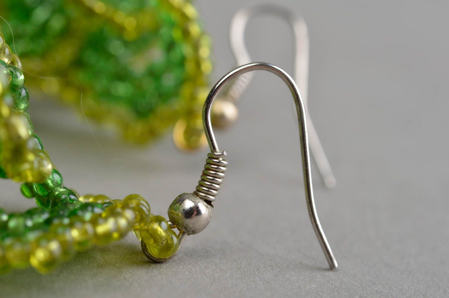 Boucles d'oreilles en perles de rocaille vertes pendantes faites main originales photo 4