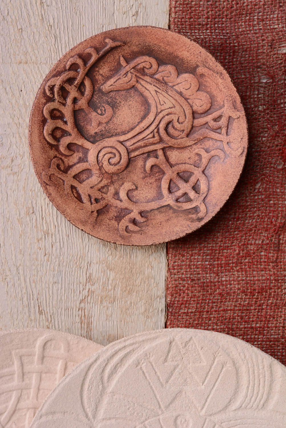 Prato decorativo de argila feito à mão para decoração da parede em estilo étnico Cavalo foto 3