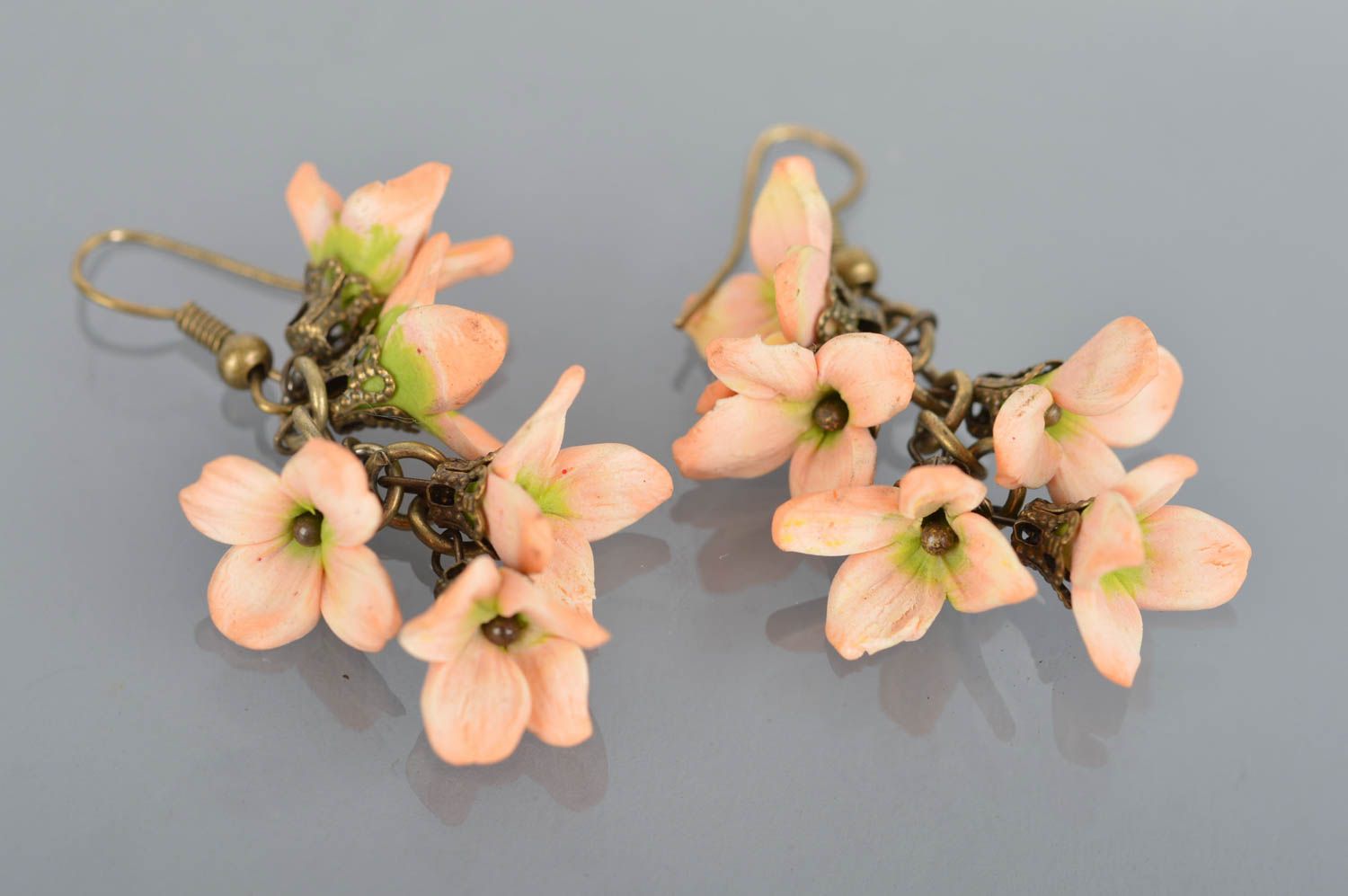 Schöne feine einfarbige handgemachte Ohrringe aus Polymerton mit Blumen foto 2