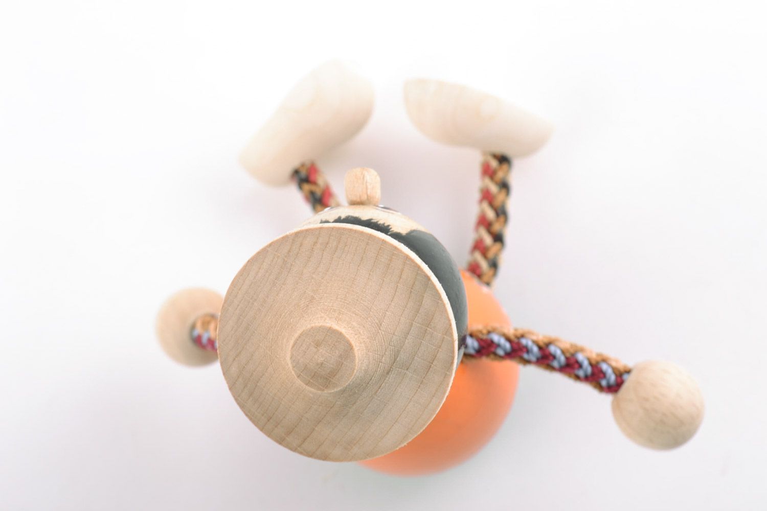Öko Spielzeug aus Holz künstlerisch handmade klein bemalt Mann in nationaler Tracht  foto 4