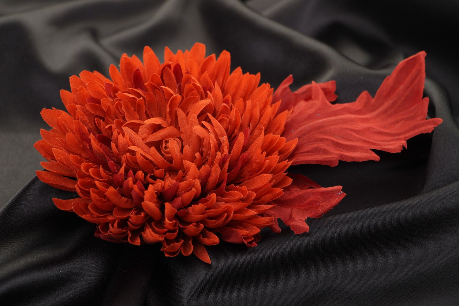 Broche grande fleur rouge de chrysanthème en tissu faite main bijou original photo 1