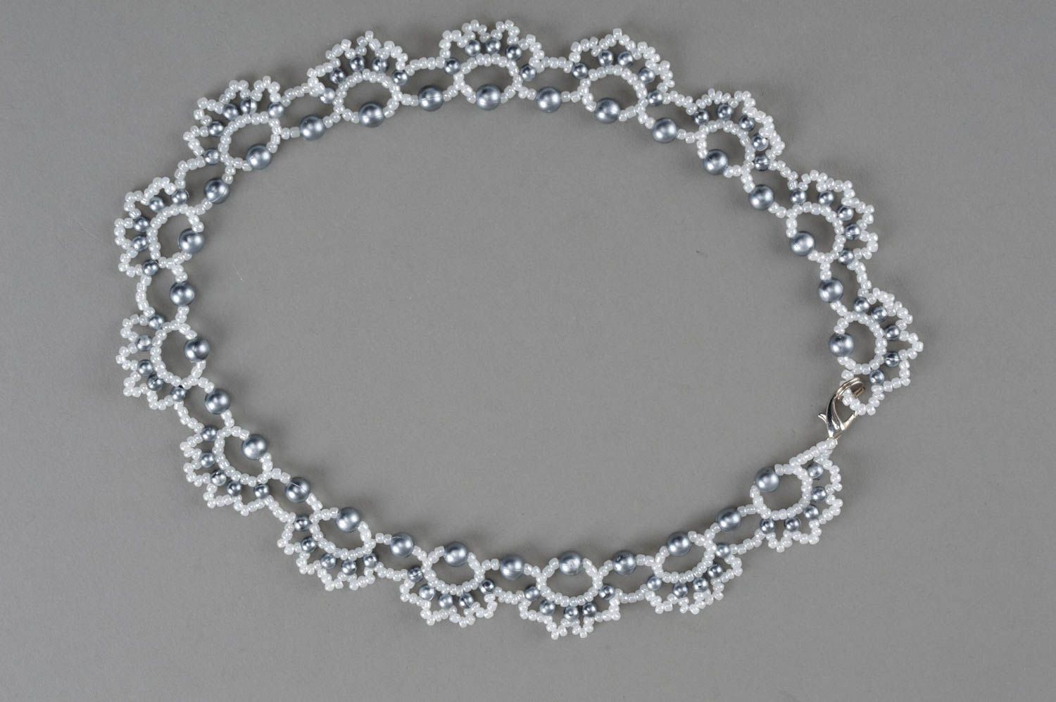 Ожерелье из бисера плетеное ручной работы оригинальное Серебряные капельки  фото 2