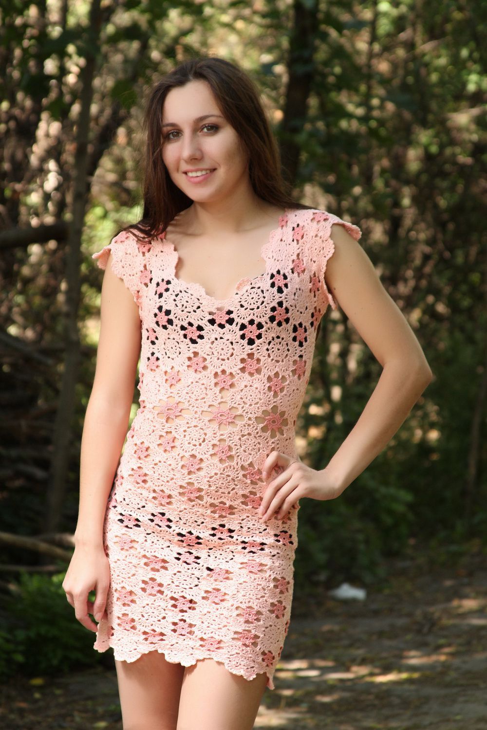 Вязанное платье Персик в цветах фото 1